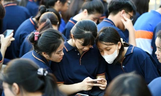 Một bộ phận bạn trẻ dành quá nhiều thời gian trước màn hình điện thoại trong thế giới ảo Ảnh minh họa: Dương Triều