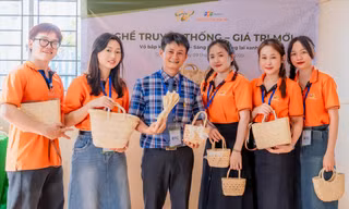 Nhóm Balabin và giảng viên bộ môn Khởi nghiệp đại học với sản phẩm sáng tạo từ vỏ bắp Ảnh: NVCC 