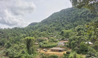  Bản Hin Phon nằm trên đồi cao, ngay dưới chân rừng 