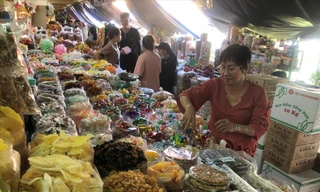 Doanh nghiệp được hưởng các ưu đãi thuế theo lĩnh vực, địa bàn đầu tư, trong khi hộ kinh doanh nộp thuế theo tỷ lệ % trên doanh thu và không có ưu đãi.