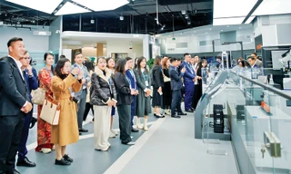 Đoàn thanh niên Việt Nam tham quan tại một công ty công nghệ của Trung Quốc
