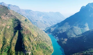 Từ đỉnh Mã Pí Lèng nhìn xuống dòng Nho Quế. Ảnh: NGHIÊM HUÊ