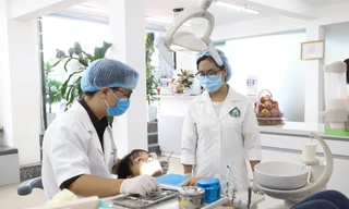 Sinh viên Trường ĐH Y dược, ĐH Quốc gia Hà Nội thực hành lâm sàng. Ảnh: NTCC