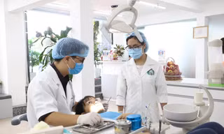 Sinh viên Trường ĐH Y dược, ĐH Quốc gia Hà Nội thực hành lâm sàng. Ảnh: NTCC