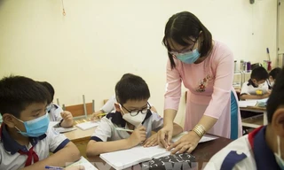 Giáo viên đang hướng dẫn học sinh làm bài tập (Ảnh minh họa)