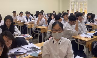 Học sinh lớp 12 Trường THPT Trần Nhân Tông, Hà Nội trong lớp học