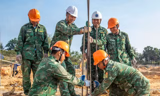 Đại úy Bloong Nhé (bên trái) và Thiếu tá A Lăng HậuẢnh: Lê Văn Chương 