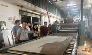 Đoàn công tác của Cục Đổi mới sáng tạo, Chuyển đổi xanh và Khuyến công kiểm tra Đề án “Hỗ trợ ứng dụng dây chuyền công nghệ vào sản xuất phủ bề mặt acrylic lên tấm nhựa than tre và tấm gỗ công nghiệp” tại Công ty TNHH Sản xuất - Thương mại Xuất nhập khẩu PROY, phường Đồng Sơn, tỉnh Quảng Trị