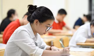 Học sinh Hà Nội tham gia kỳ thi tuyển sinh lớp 10 Ảnh: NHƯ Ý 