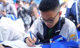 Thí sinh tìm hiểu thông tin tuyển sinh đại học năm 2026 Ảnh: DUY PHẠM