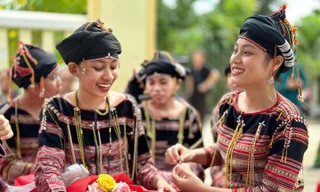 Thiếu nữ Ba Na trong trang phục truyền thống