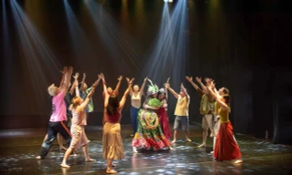 Ngày xưa trên một hòn đảo là một trong những tác phẩm biểu tượng của nhạc kịch đương đại, từng đoạt giải Tony và Olivier danh giá