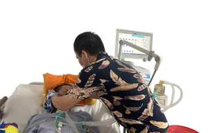 Ông Tấn chăm sóc bệnh nhân nhược cơ suốt 3 năm nay