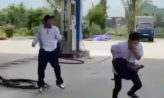 Hiện trường nơi nam sinh lớp 12 bị bạn cùng trường đâm tử vong (Ảnh cắt từ clip) 