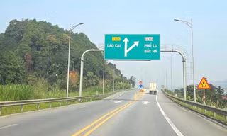 Việc thay đổi các biển chỉ dẫn vào các thành phố, thị xã, trung tâm huyện đang gặp nhiều khó khăn về thực tế lẫn căn cứ pháp lý. Ảnh: Đức Anh