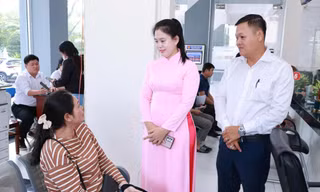 Lãnh đạo phường Thuận An thăm hỏi người dân đến làm thủ tục hành chính Ảnh: H.CHI 