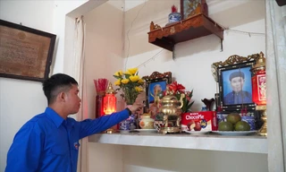 Thế hệ hôm nay không quên sự hy sinh của các anh, sẵn sàng sẻ chia, giúp đỡ thân nhân các liệt sĩ Ảnh: Thanh Hiền