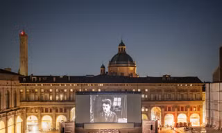 Lễ hội Il Cinema Ritrovato được tổ chức tại Quảng trường Maggiore của Bologna 