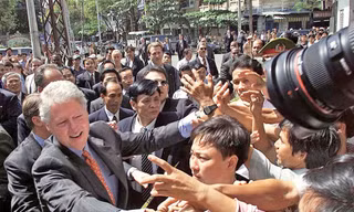 Tổng thống Bill Clinton và người dân TPHCM Ảnh: TL