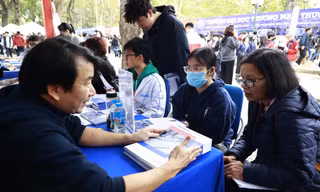 Thí sinh tìm hiểu thông tin tuyển sinh đại học năm 2025. Ảnh: NHƯ Ý