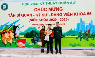 Đinh Đoàn Xuân Phương (giữa) hạnh phúc bên bố mẹ trong ngày lễ tốt nghiệp 