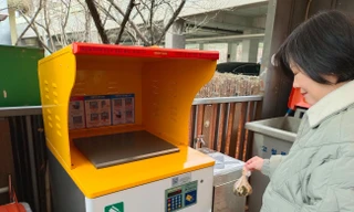  Bà Min Geum-nan sử dụng thùng rác RFID tại khu chung cư ở Seoul 