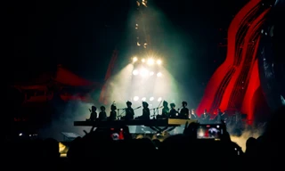 Dàn nghệ nhân nhí của Câu lạc bộ hát Xẩm Hà Thị Cầu biểu diễn tại concert Chân trời rực rỡ của ca sĩ Hà Anh Tuấn Nguồn: STORII 