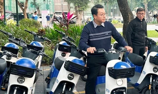 Người dân trải nghiệm xe đạp điện tại khu vực Vườn hoa 19/8 