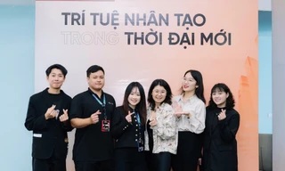 Chip Huyền (thứ 3, từ phải sang), tác giả cuốn sách Kỹ thuật AI: Xây dựng ứng dụng với Mô hình nền tảng, kỹ sư công nghệ, giảng viên, diễn giả chụp ảnh cùng bạn trẻ Việt Nam