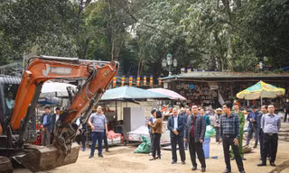 Đoàn lãnh đạo xã Hương Sơn kiểm tra việc giải tỏa công trình trong khu di tích – thắng cảnh Chùa Hương ngày 9/12 