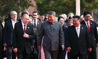 Chủ tịch Trung Quốc Tập Cận Bình cùng Tổng thống Nga Vladimir Putin, Chủ tịch Triều Tiên Kim Jong Un và các nhà lãnh đạo khác trong dịp diễn ra lễ duyệt binh tại Bắc Kinh vào tháng 9/2025Ảnh: Reuters 