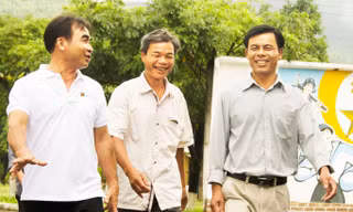 Một ngư dân xã Bình Châu cầm vợt và pin nhảy lặn xuống bắt cá sát đảo Gạc Ma. Ảnh: Lê Văn Chương