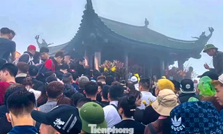 Chen chân tại chùa Đồng Yên Tử. Ảnh: Quốc Nam