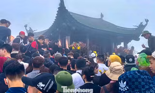 Chen chân tại chùa Đồng Yên Tử. Ảnh: Quốc Nam