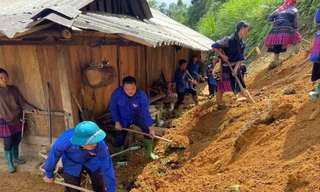 Đoàn viên thanh niên Lào Cai hỗ trợ người dân sau lũ quét, sạt lở