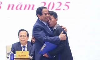 Thủ tướng Chính phủ Phạm Minh Chính động viên, ghi nhận hành động dũng cảm cứu dân của Trưởng bản Mùa A Thi. Ảnh:VGP/Nhật Bắc