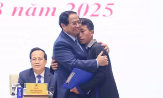 Thủ tướng Chính phủ Phạm Minh Chính động viên, ghi nhận hành động dũng cảm cứu dân của Trưởng bản Mùa A Thi. Ảnh:VGP/Nhật Bắc