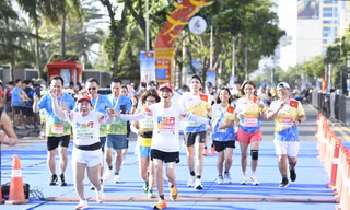 Các runner trên đường chạy Tiền Phong Marathon 2026