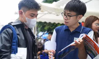 Thí sinh tìm hiểu thông tin ngành học tại Ngày hội tư vấn tuyển sinh 2026