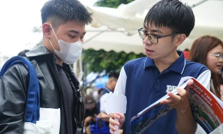 Thí sinh tìm hiểu thông tin ngành học tại Ngày hội tư vấn tuyển sinh 2026