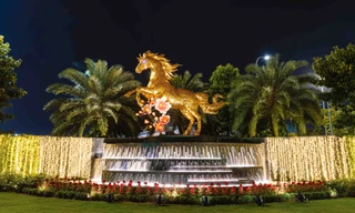 Linh vật Ngựa Vàng chào Xuân Bính Ngọ 2026 tại sân bay quốc tế Đà Nẵng hút du khách