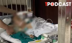 NÓNG 5/8: Lời kể của người mẹ vụ bé trai gần 3 tuổi tử vong, nghi bị bạo hành