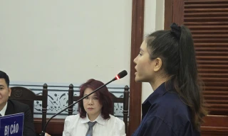 Đinh Thị Thanh Tuyền tại phiên tòa. 