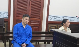 Hai bị cáo Long, Loan tại phiên tòa.