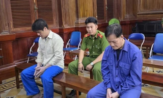 Hai bị cáo tại phiên tòa,