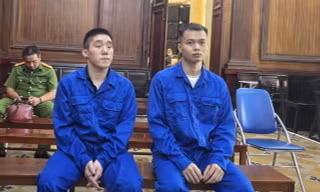 Hai bị cáo tại phiên tòa.
