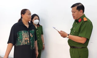 Cơ quan điều tra tống đạt các quyết định đối với Lê Thị Như Ngọc. Ảnh: CA