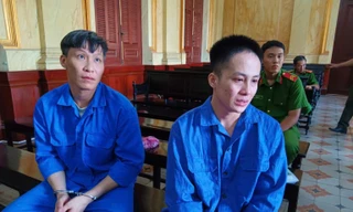 hai bị cáo tại phiên tòa.