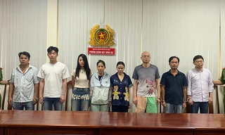 Các đối tượng vụ mại dâm Nhà hàng Gallery và 1 tụ điểm mại dâm bị bắt giữ cùng thời điểm. Ảnh: CA