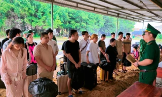 45 công dân Việt Nam trở về được hướng dẫn vào khu vực làm thủ tục trước khi trở về địa phương.